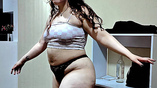 Nicole's Silly Fat Tease: Jiggling Cellulite Ass & Soft Belly Dance