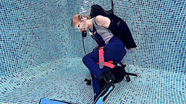 Underwater Scuba Strip Challenge & Vibe Climax