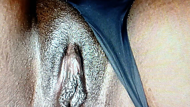 Very Hot Burundian Girl Touching Her Body Quietly