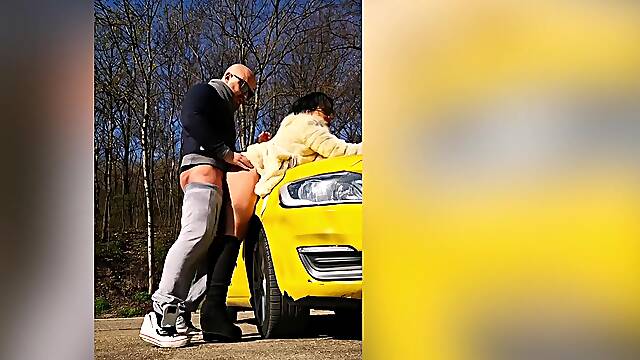 Latina stunner Deborah deepthroats Tony's thick cock outdoors